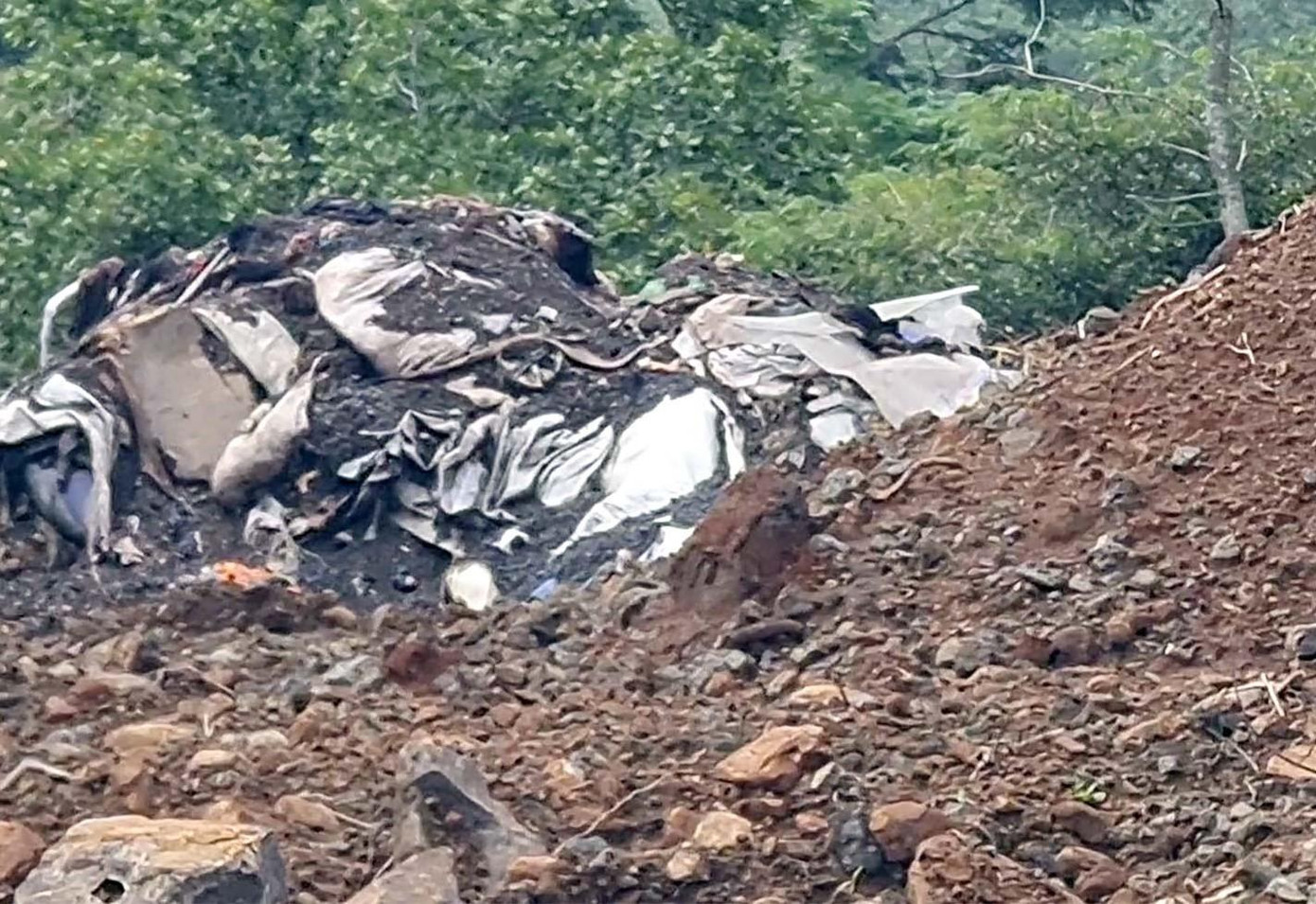 Chất thải nguy hại được đổ để chôn xuống đất