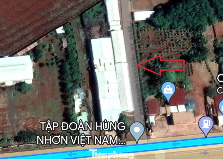 Cơ sở chứa phân tươi được xây tường rào cao bao quanh Ảnh: Định vị vệ tinh