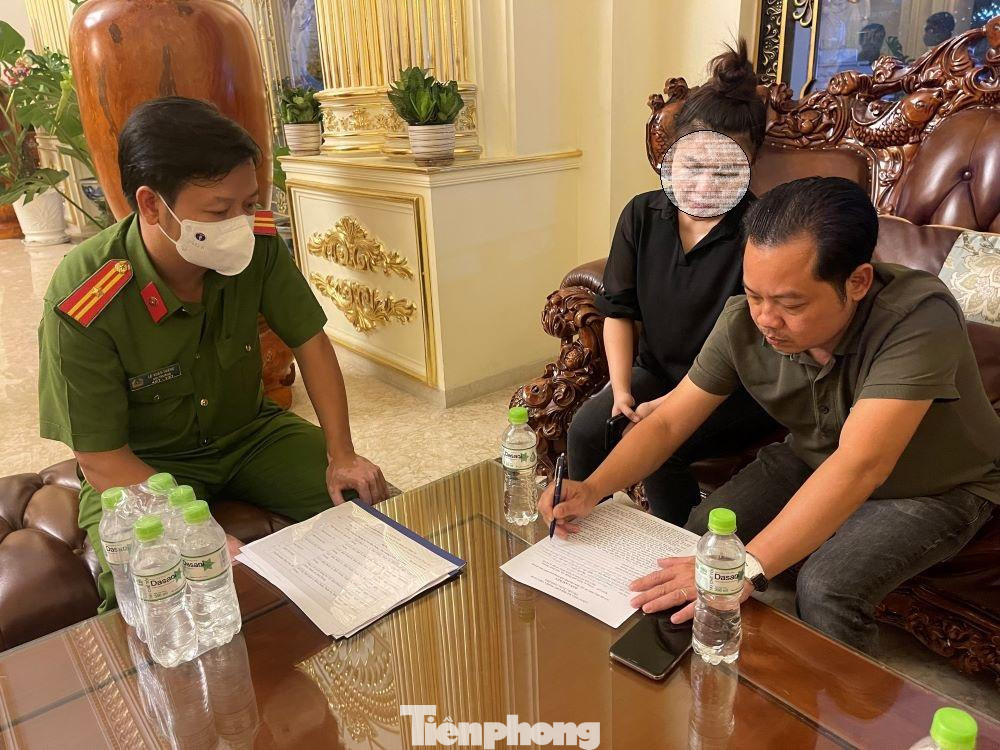 Ông Lê Anh Xuân (bìa phải) sở hữu chuỗi cơ sở karaoke Ông Lê Anh Xuân (bìa phải) sở hữu chuỗi cơ sở karaoke