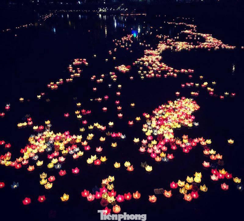 Hằng năm, tại bến Bạch Đằng Bình Dương luôn tổ chức thả đèn hoa đăng dưới sông Sài Gòn