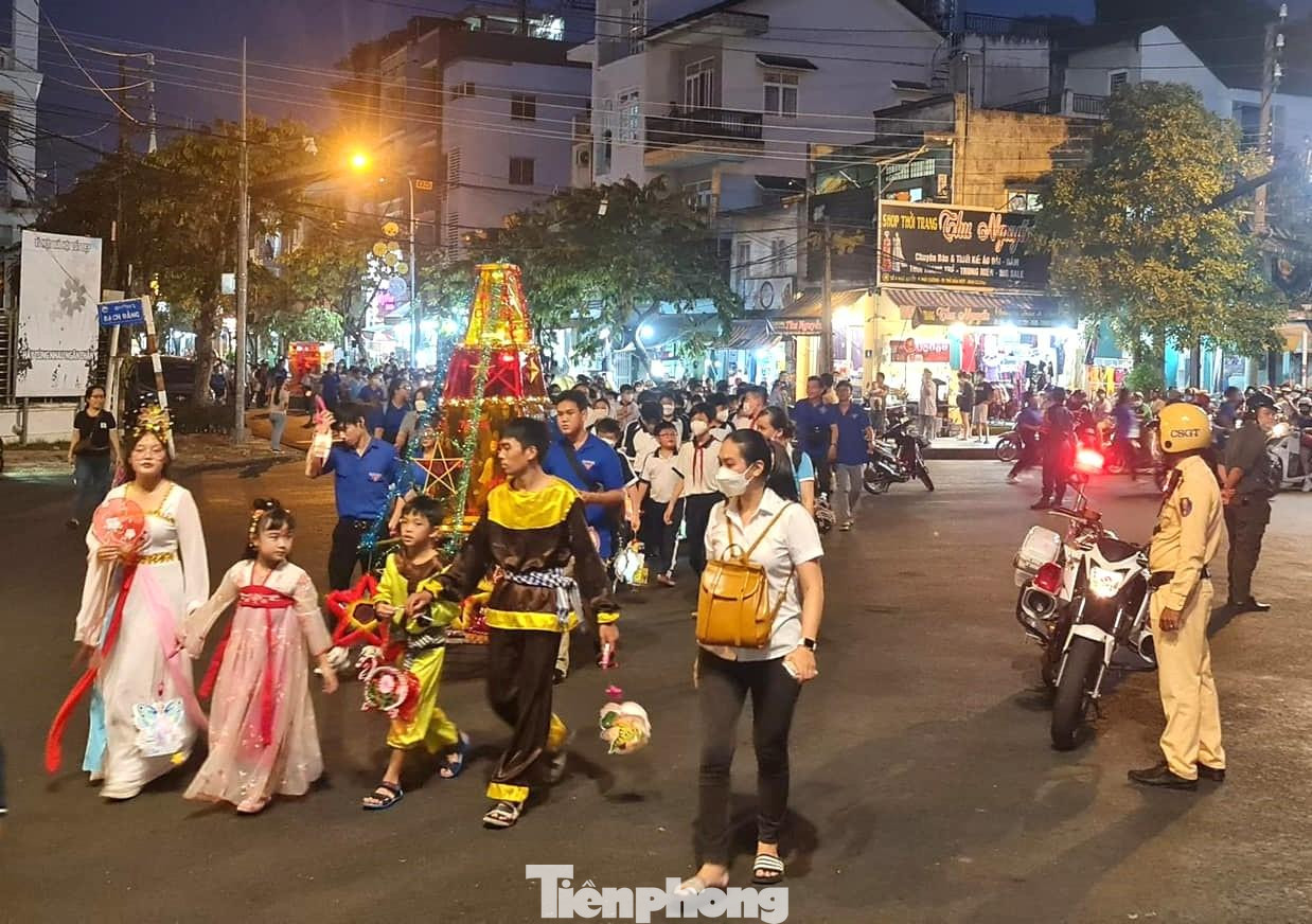 Các bạn đoàn viên đóng vai chị Hằng Nga vui cùng các em thiếu nhi