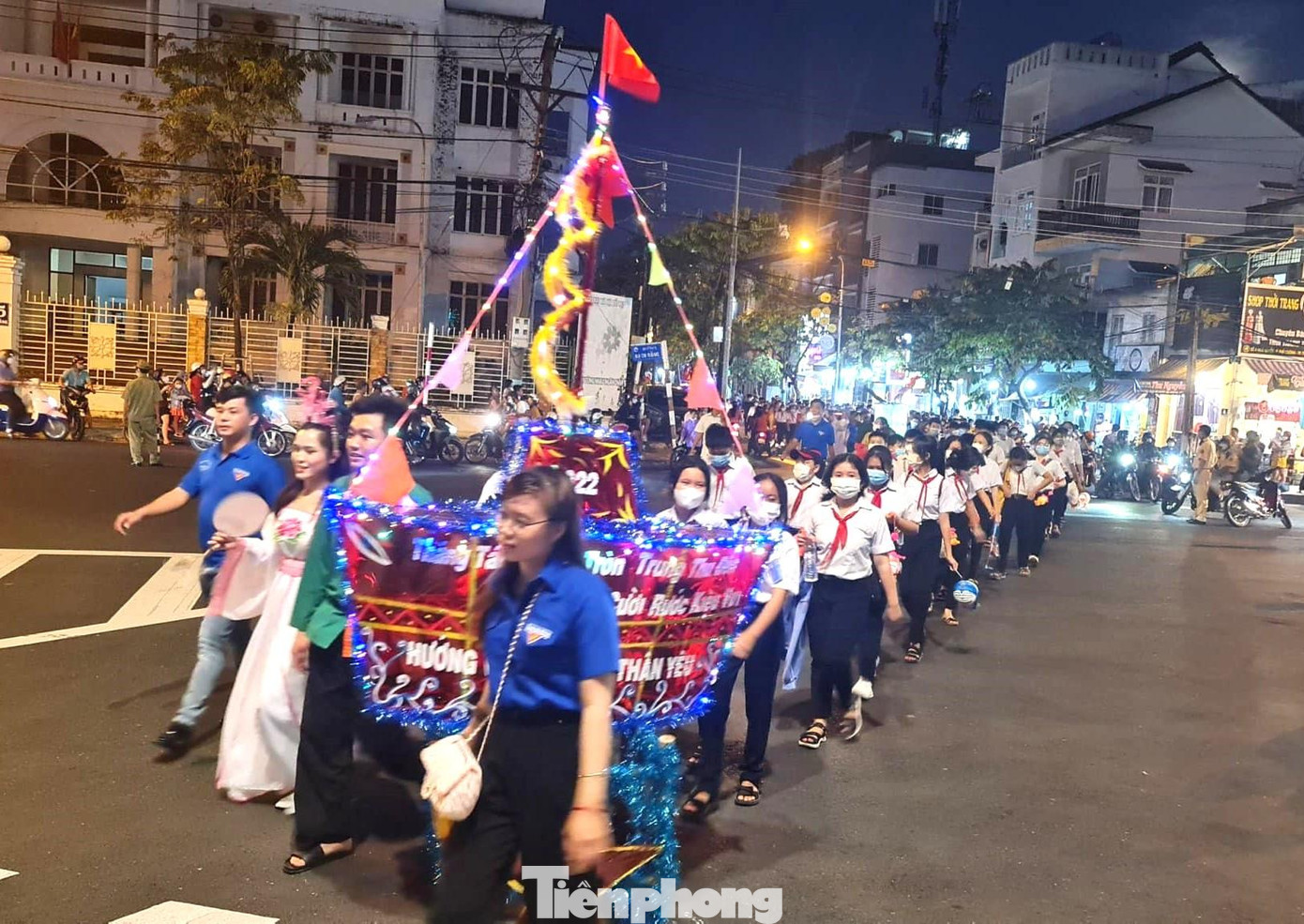 Các em thiếu nhi rước kiệu trung thu