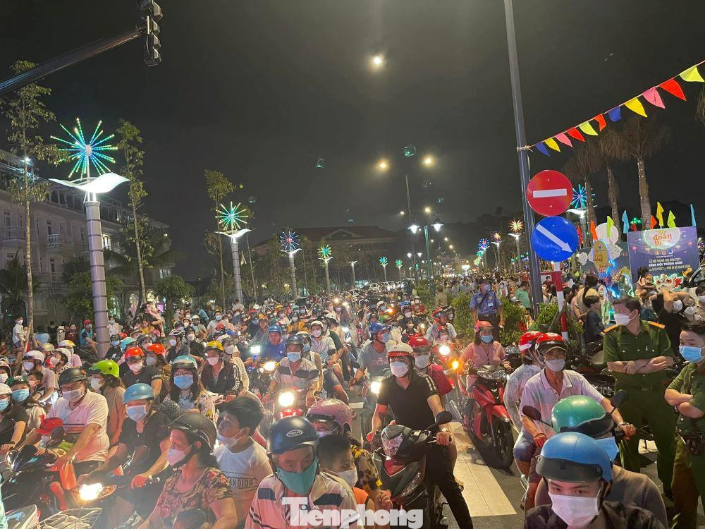 Rất đông người tại khu vực bến Bạch Đằng và phố đi bộ