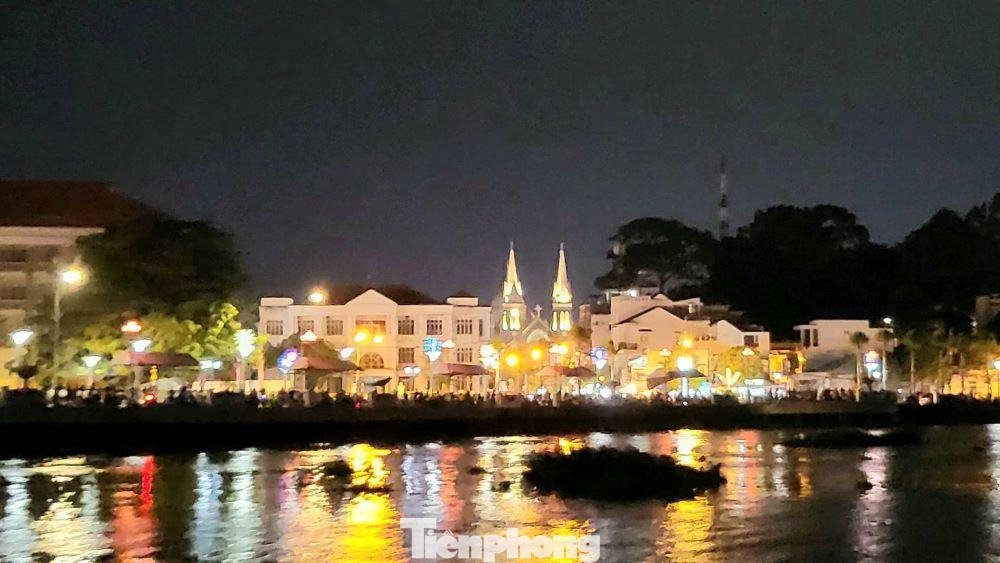 Khu vực bến Bạch Đằng Bình Dương nhìn từ ngoài sông Sài Gòn vào