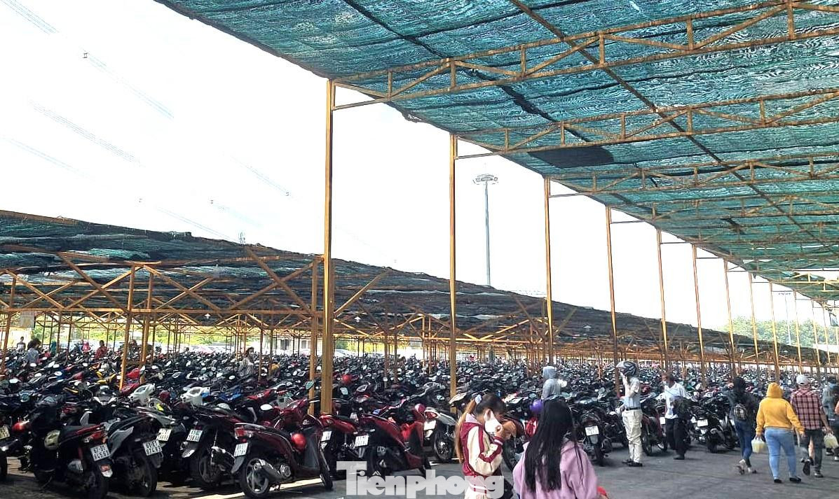 Bãi giữ xe có mái che rộng khoảng 2ha nhưng không đủ chứa