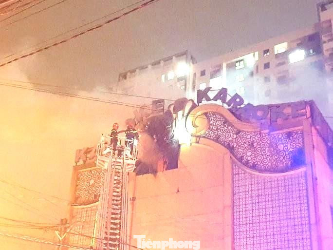 Quán karaoke có 3 tầng, nhiều nạn nhân chạy lên sân thượng và bị mắc kẹt