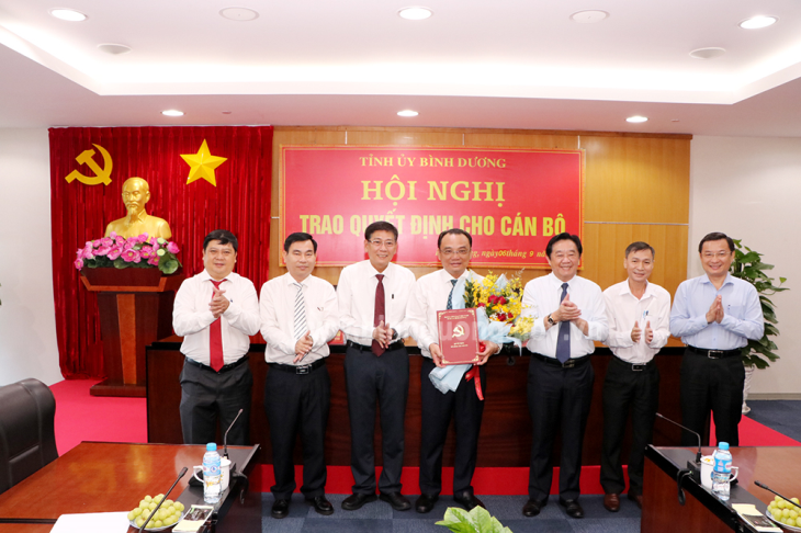 Ông Nguyễn Trung Tín (người ôm hoa) được bổ nhiệm làm Trưởng ban Quản lý các Khu công nghiệp tỉnh Bình Dương