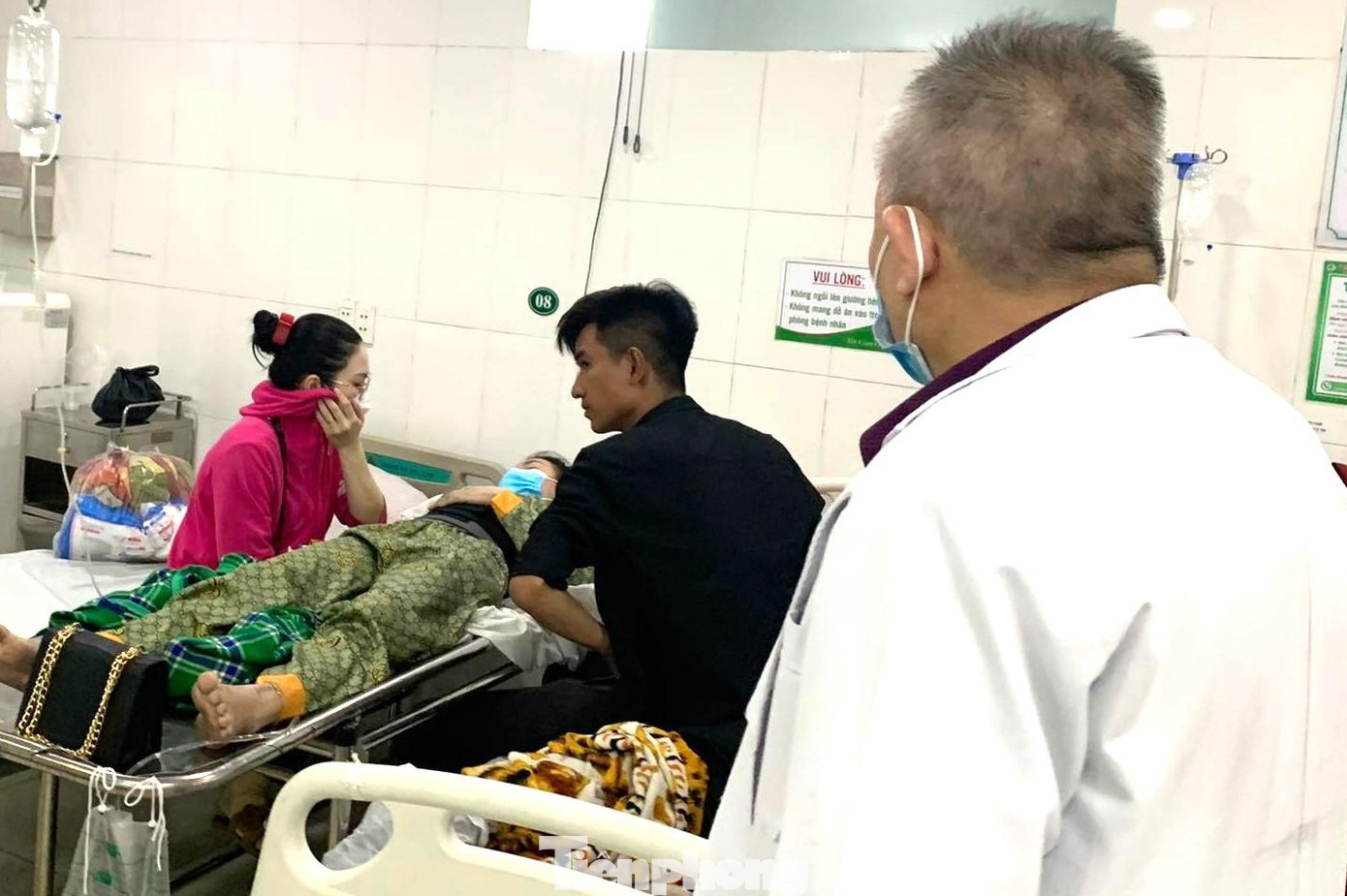 Nạn nhân đang được bác sĩ tích cực theo dõi sức khỏe tại bệnh viện Nạn nhân đang được bác sĩ tích cực theo dõi sức khỏe tại bệnh viện