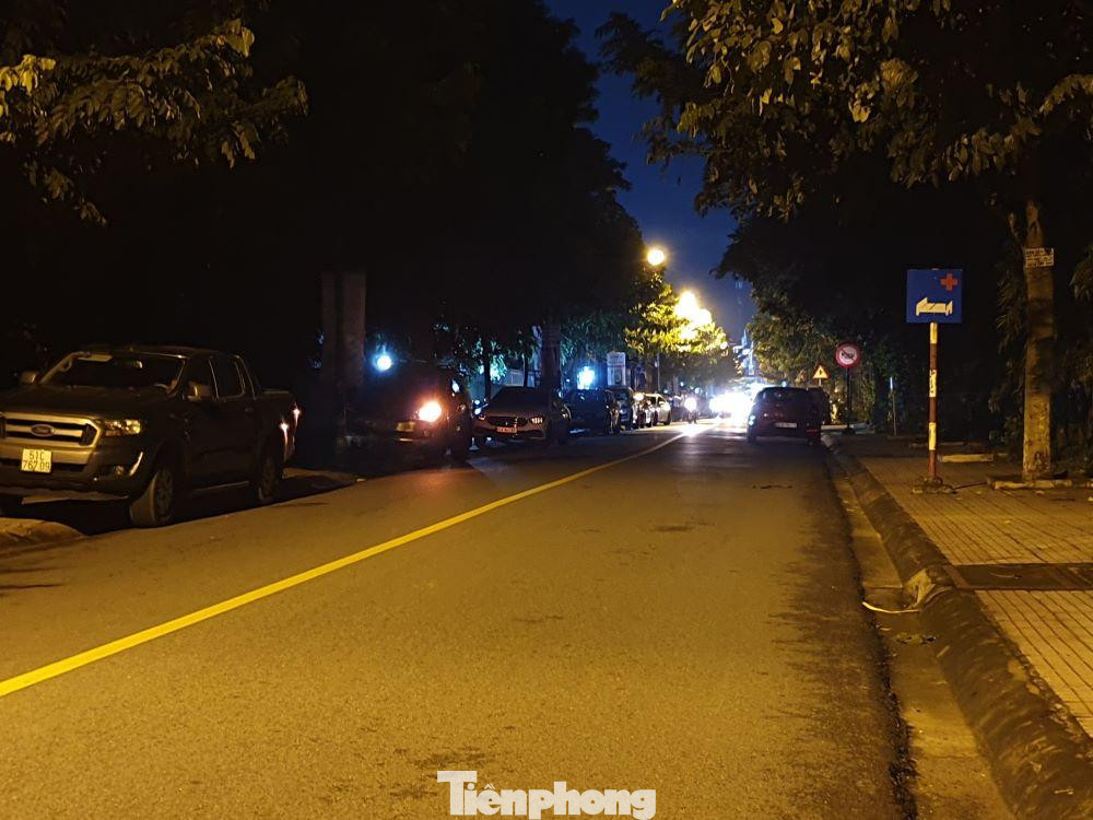 Các phương tiện của người thân nạn nhân đang đậu khu vực ngoài Trung tâm Y tế Thuận An Các phương tiện của người thân nạn nhân đang đậu khu vực ngoài Trung tâm Y tế Thuận An