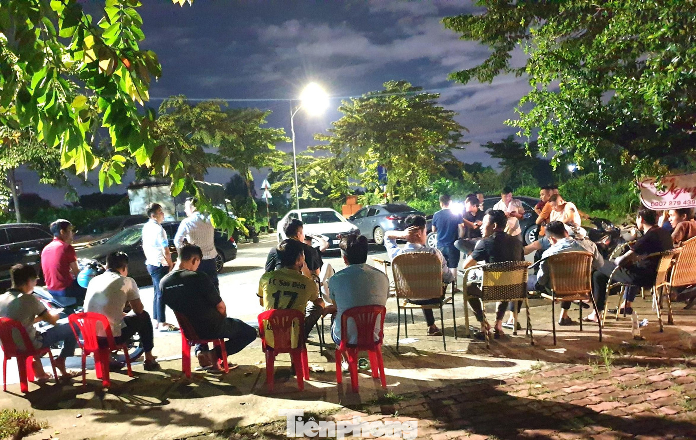 Rất đông người dân tập trung khu vực bệnh viện ở thành phố Thuận An để chờ xác minh nhân thân Rất đông người dân tập trung khu vực bệnh viện ở thành phố Thuận An để chờ xác minh nhân thân