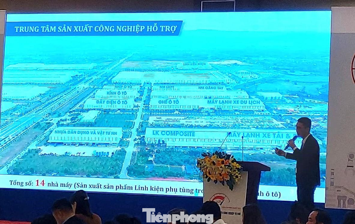 Đại diện lãnh đạo Tập đoàn THACO trình bày về chiến lược phát triển ngành công nghiệp hỗ trợ