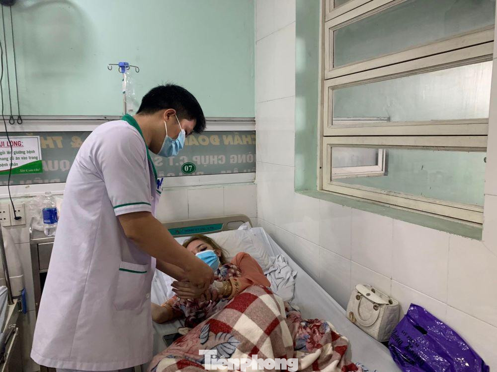 Bác sĩ tích cực điều trị cho nạn nhân Bác sĩ tích cực điều trị cho nạn nhân