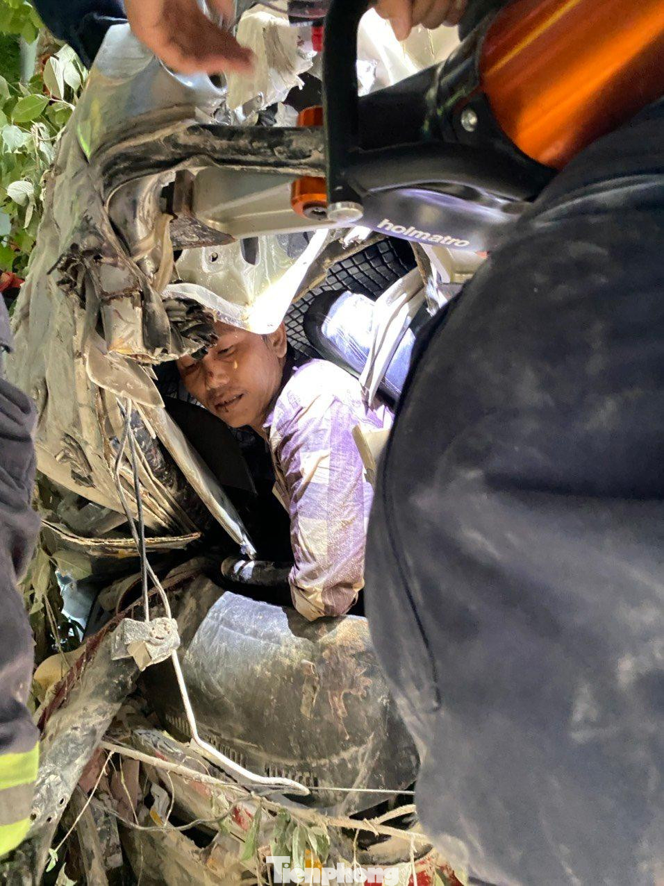 Tài xế bị mắc kẹt trong cabin. - Ảnh: CTV