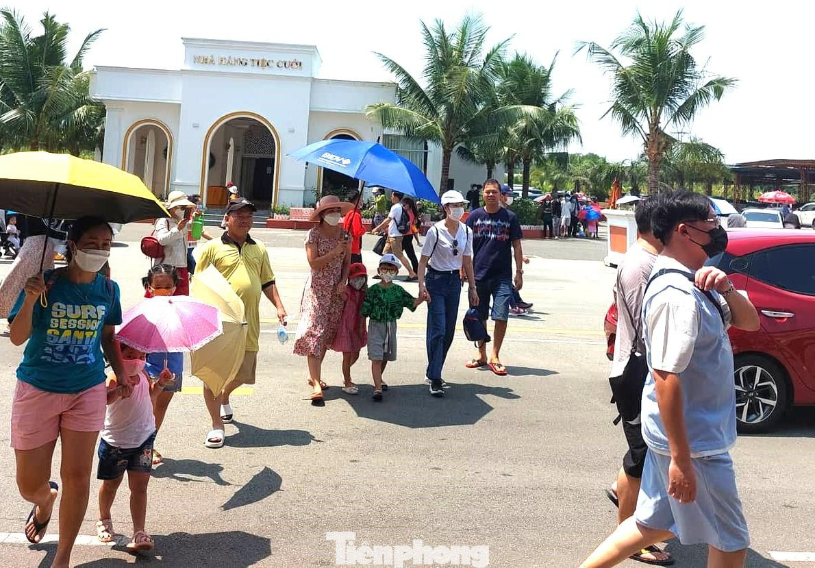 Người lớn và trẻ em đến vui chơi tại khu du lịch Đại Nam giữa tiết trời nắng gắt