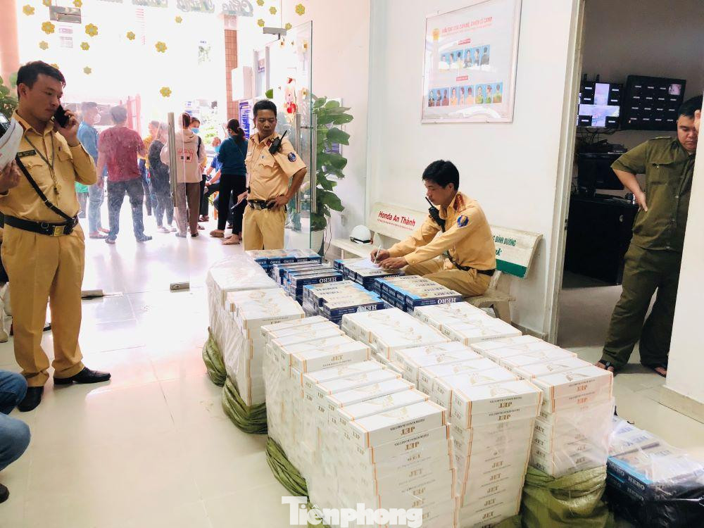 Tang vật được lực lượng CSGT phối hợp Công an phường Thuận Giao kiểm kê để xử lý