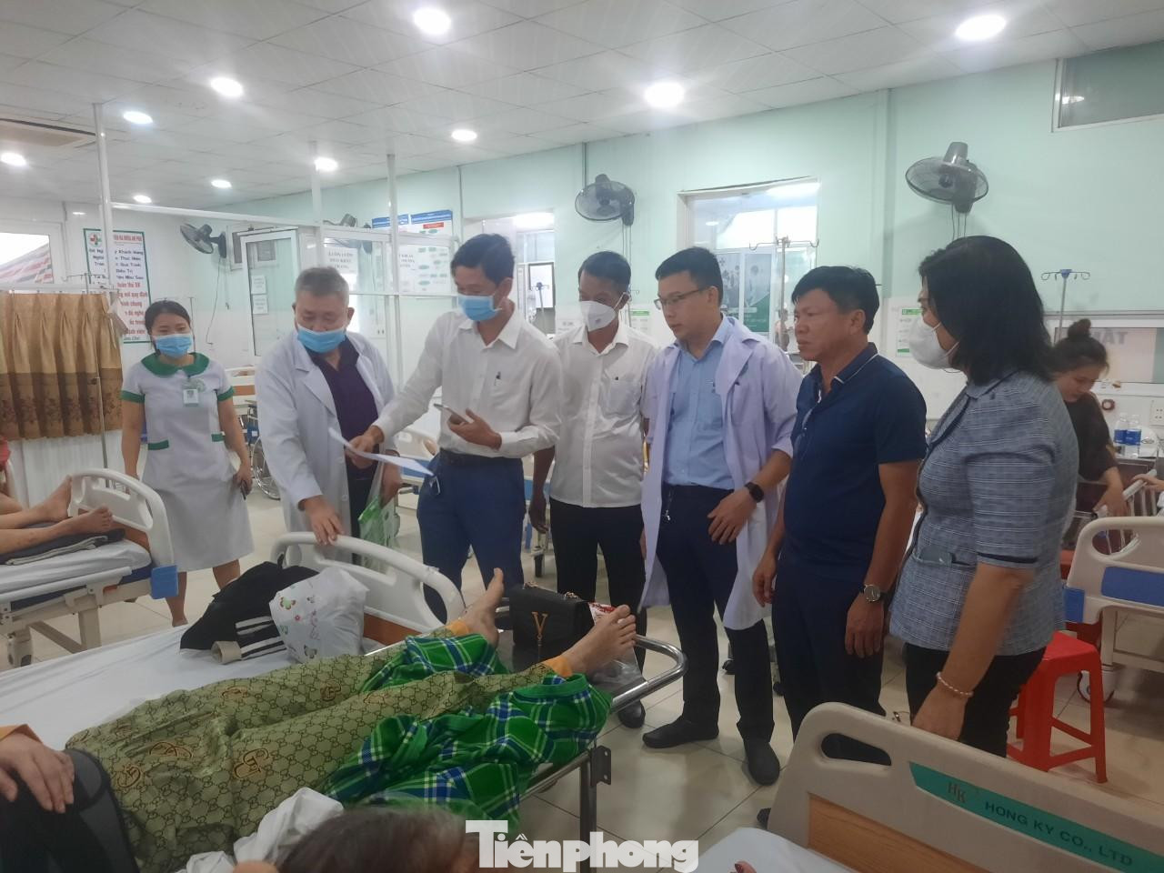 Lãnh đạo địa phương đến bệnh viện theo dõi tình hình sức khỏe các nạn nhân