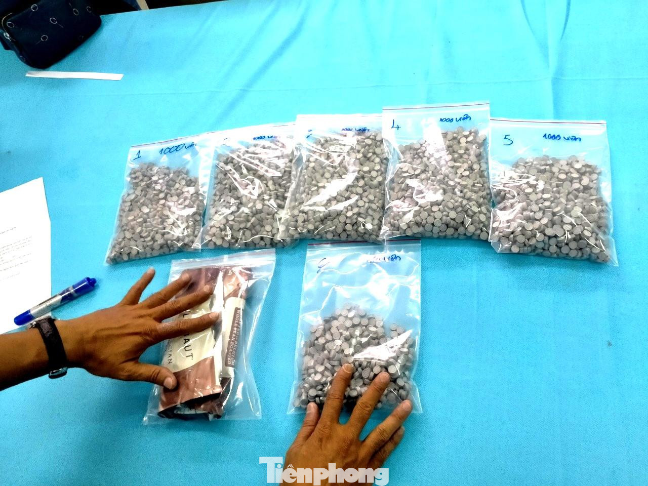 Ma túy được ngụy trang trong gói bánh kẹo vận chuyển từ nước ngoài về