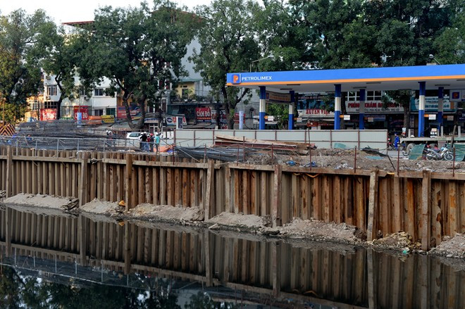 Tuy nhiên, bóng dáng công nhân vắng hoe, vật liệu xây dựng chất đống, một số thợ ngồi hàn xì cách cây xăng vài chục mét. 