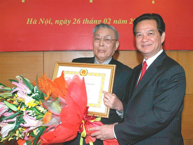 Thủ tướng Nguyễn Tấn Dũng trao huy hiệu 70 năm tuổi Đảng cho Trung tướng Đồng Sỹ Nguyên. ảnh: TTXVN