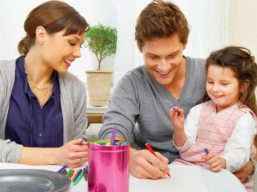 Thông qua tiếp xúc với thế giới xung quanh, trẻ sẽ phát triển ngôn ngữ. Ảnh: Shutterstock. Thông qua tiếp xúc với thế giới xung quanh, trẻ sẽ phát triển ngôn ngữ. Ảnh: Shutterstock