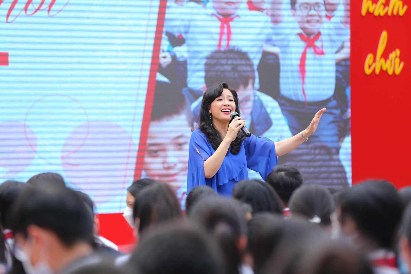 Ca sĩ Thùy Dung đã thể hiện bài bát "Mẹ yêu ơi" do Quách Beem sáng tác. Ca sĩ Thùy Dung cũng đã có những chia sẻ với học sinh, giáo viên tại chương trình với vai trò của một người mẹ, một giáo viên cùng các con vượt qua những ngày tháng khó khăn vừa qua bằng âm nhạc. Ca sĩ Thùy Dung đã thể hiện bài bát "Mẹ yêu ơi" do Quách Beem sáng tác. Ca sĩ Thùy Dung cũng đã có những chia sẻ với học sinh, giáo viên tại chương trình với vai trò của một người mẹ, một giáo viên cùng các con vượt qua những ngày tháng khó khăn vừa qua bằng âm nhạc.