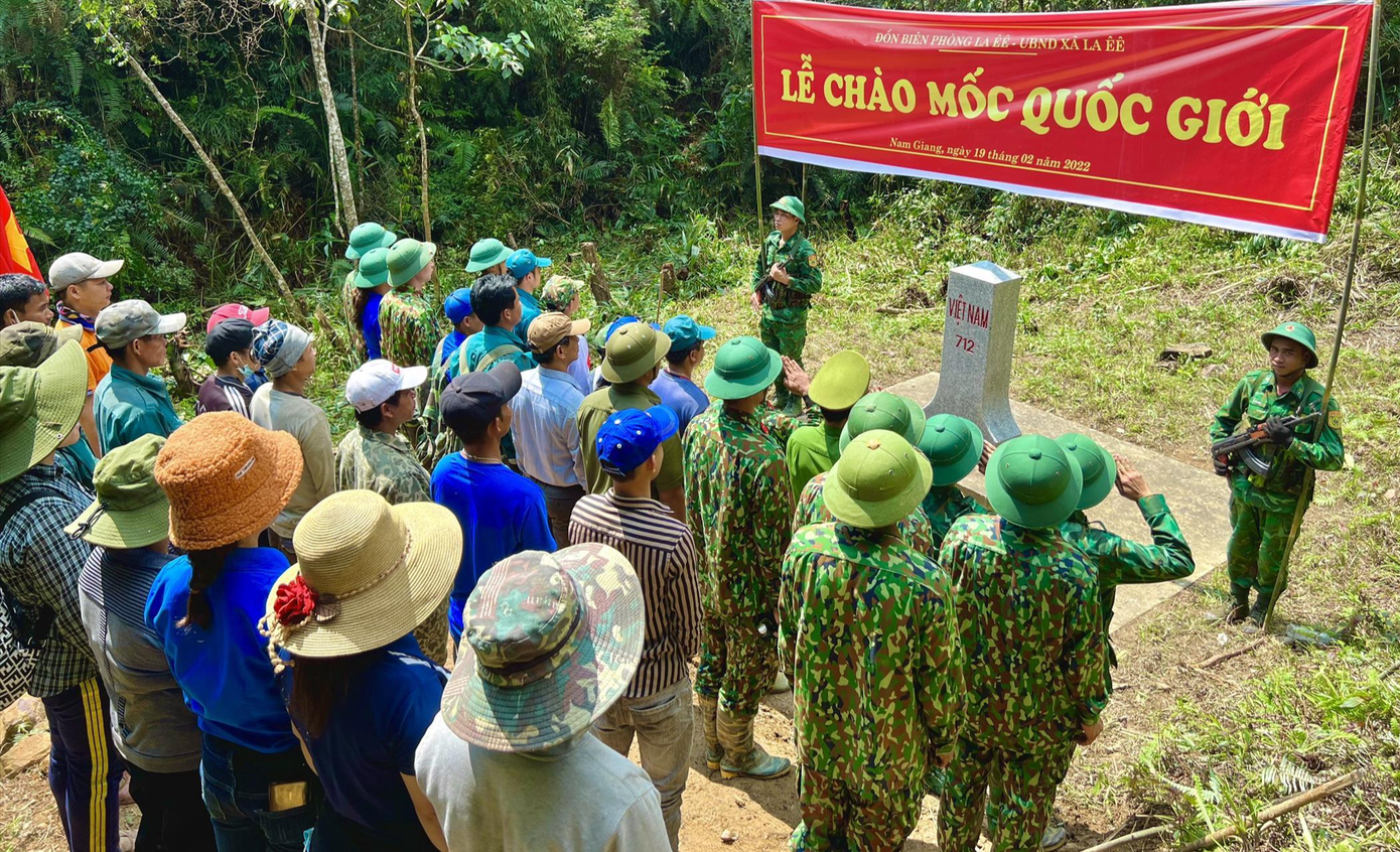Thiêng liêng giây phút chào cột mốc chủ quyền biên cương .Ảnh: Nguyễn Thành
