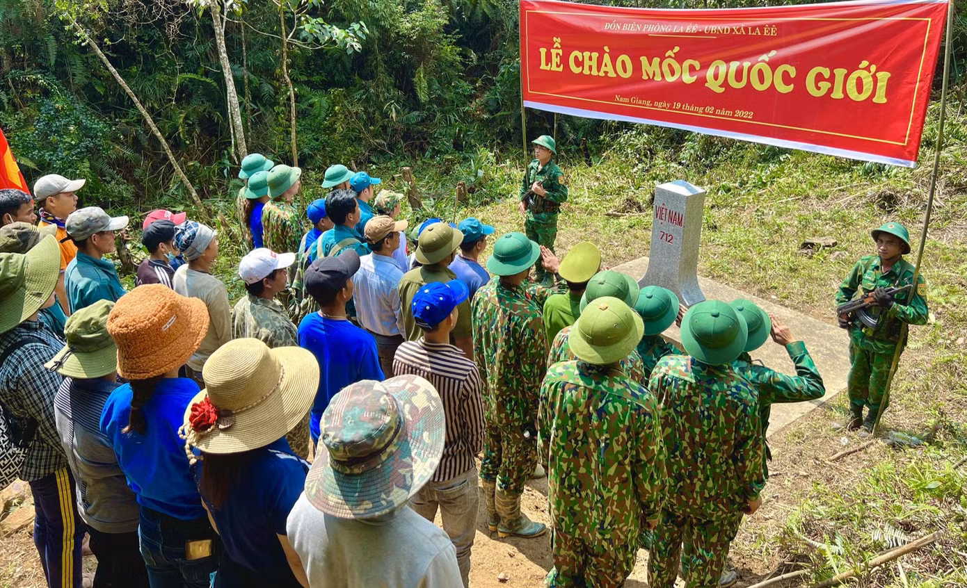 Thiêng liêng giây phút chào cột mốc chủ quyền biên cương .Ảnh: Nguyễn Thành Thiêng liêng giây phút chào cột mốc chủ quyền biên cương .Ảnh: Nguyễn Thành