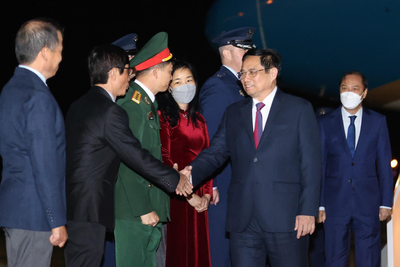 Đại diện Chính phủ Hoa Kỳ cùng các cán bộ, nhân viên Đại sứ quán Việt Nam tại Hoa Kỳ đón Thủ tướng Chính phủ Phạm Minh Chính Đại diện Chính phủ Hoa Kỳ cùng các cán bộ, nhân viên Đại sứ quán Việt Nam tại Hoa Kỳ đón Thủ tướng Chính phủ Phạm Minh Chính