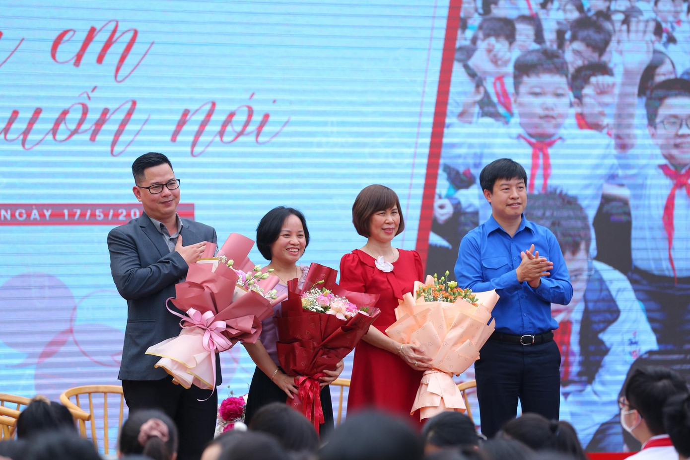 Anh Lê Hải Long - Ủy viên Ban Thường vụ T.Ư Đoàn, Phó Chủ tịch Thường trực Hội đồng Đội T.Ư tặng hoa các đại biểu, khách mời tham gia diễn đàn. Anh Lê Hải Long - Ủy viên Ban Thường vụ T.Ư Đoàn, Phó Chủ tịch Thường trực Hội đồng Đội T.Ư tặng hoa các đại biểu, khách mời tham gia diễn đàn.