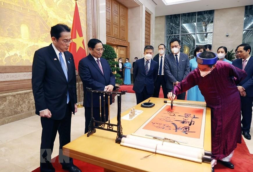 Thủ tướng Phạm Minh Chính và Thủ tướng Nhật Bản Kishida Fumio xem viết thư pháp. (Ảnh: Dương Giang/TTXVN) Thủ tướng Phạm Minh Chính và Thủ tướng Nhật Bản Kishida Fumio xem viết thư pháp. (Ảnh: Dương Giang/TTXVN)