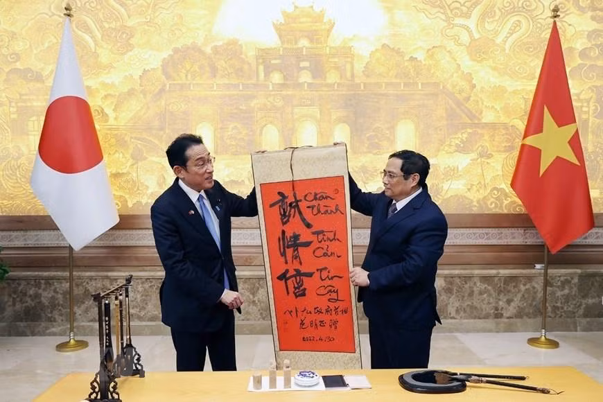 Thủ tướng Phạm Minh Chính tặng Thủ tướng Nhật Bản Kishida Fumio bức thư pháp "Chân thành-Tình cảm-Tin cậy." (Ảnh: Dương Giang/TTXVN)