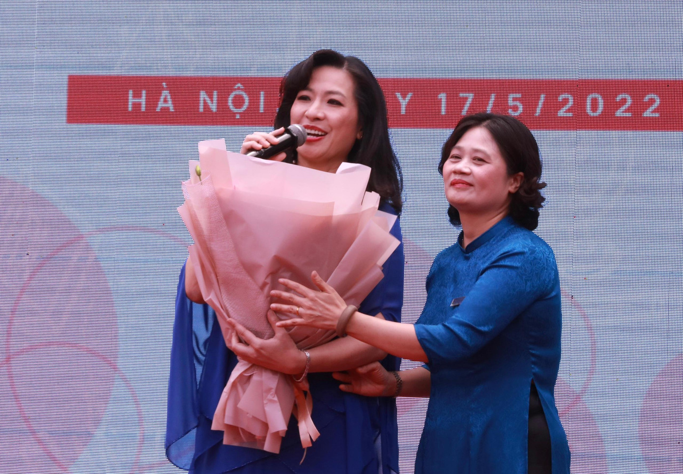 Bà Tô Thị Hải Yến - Hiệu trưởng Trường THCS Giảng Võ tặng hoa ca sĩ Thùy Dung Bà Tô Thị Hải Yến - Hiệu trưởng Trường THCS Giảng Võ tặng hoa ca sĩ Thùy Dung