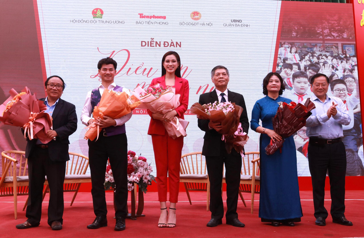 Nhà báo Lê Xuân Sơn - Tổng biên tập báo Tiền Phong, tặng hoa các đại biểu, khách mời tham gia diễn đàn: TS Nguyễn Thanh Sơn; nhà thơ Trần Đăng Khoa, NSƯT Xuân Bắc; cô Tô Thị Hải Yến, Hoa hậu Việt Nam 2022 Đỗ Thị Hà Nhà báo Lê Xuân Sơn - Tổng biên tập báo Tiền Phong, tặng hoa các đại biểu, khách mời tham gia diễn đàn: TS Nguyễn Thanh Sơn; nhà thơ Trần Đăng Khoa, NSƯT Xuân Bắc; cô Tô Thị Hải Yến, Hoa hậu Việt Nam 2022 Đỗ Thị Hà