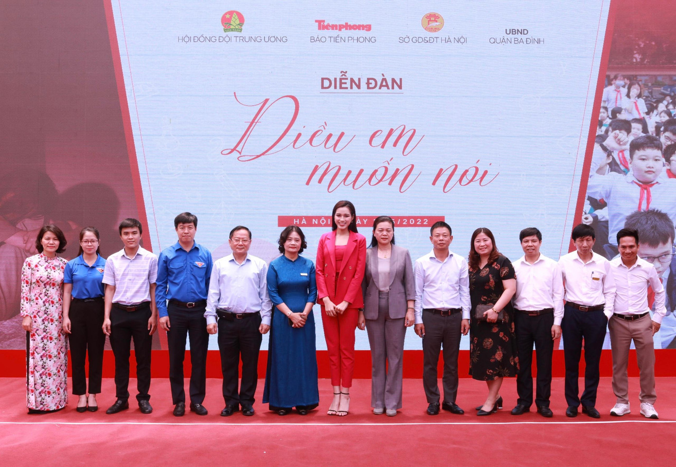 Ban tổ chức "Điều em muốn nói" cùng thầy cô Trường THCS Giảng Võ chụp ảnh lưu niệm sau diễn đàn. Ban tổ chức "Điều em muốn nói" cùng thầy cô Trường THCS Giảng Võ chụp ảnh lưu niệm sau diễn đàn.