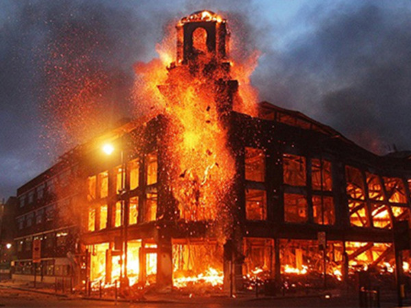 Những kẻ quá khích đốt một số tòa nhà. Ảnh: PA