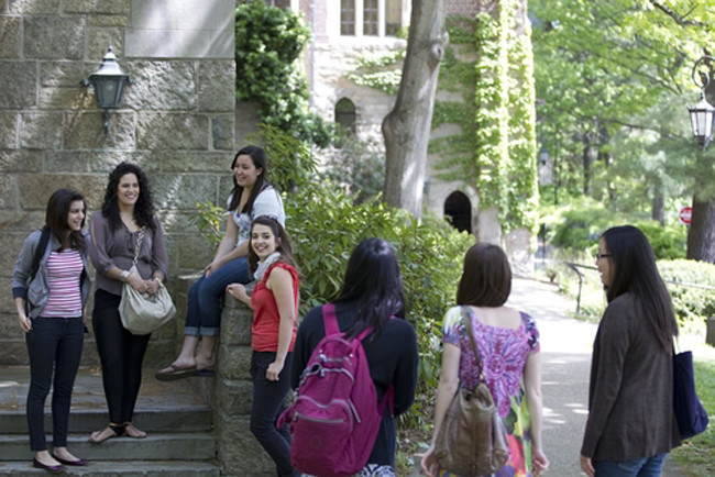Học phí của Wellesley College là 42.082$/năm