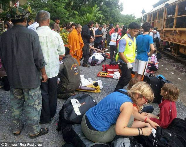 Khoảng 300 hành khách có mặt trên đoàn tàu bị trật bánh này . Khoảng 300 hành khách có mặt trên đoàn tàu bị trật bánh này