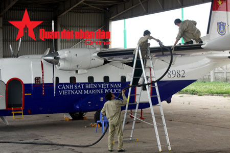 Nạp nhiên liệu cho máy bay CASA-212