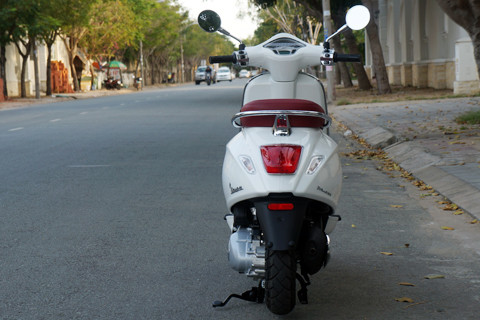 Xe có nhiều nét thiết kế được thừa hưởng từ siêu phẩm Vespa 946