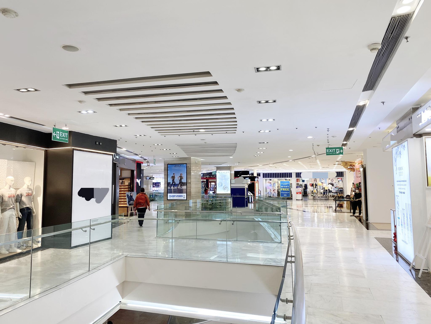 Các trung tâm thương mại ở TP.HCM trầm lắng vào dịp cuối tuần vì dịch COVID-19 ảnh 4