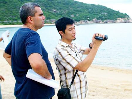 Đạo diễn Charlie Nguyễn (phía trước) đi tìm bối cảnh làm phim