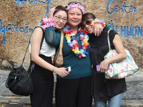 Mẹ ca sĩ Tuấn Hưng và hai ca sĩ Hồng Ngọc - Thùy Linh