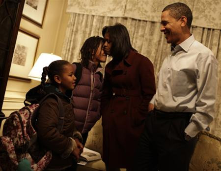 Ông Obama cùng vợ Michelle tươi cười khi hai cô con gái của họ ngày đầu tới trường Sidwell Friends