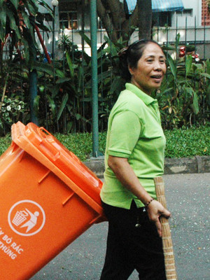 Lao công ở khu phố đa quốc gia với mức lương vài triệu đồng/ tháng