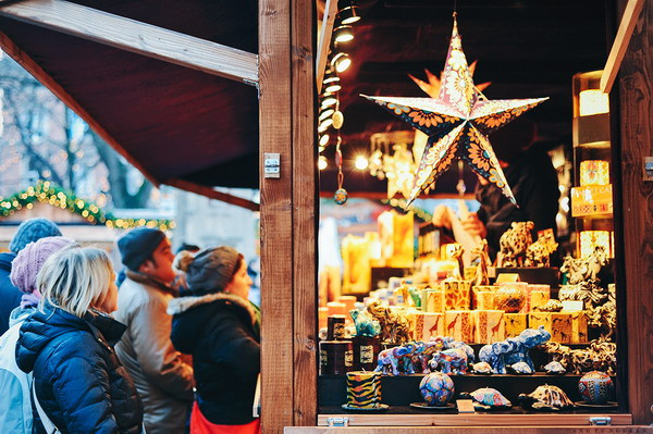 Chợ Giáng sinh Aachen cũng là một trong những chợ Giáng sinh lớn nhất ở Đức với khoảng 150 gian hàng, dự kiến tiếp đón 1,5 triệu lượt khách du lịch từ khắp châu Âu trong bốn tuần diễn ra hội chợ.