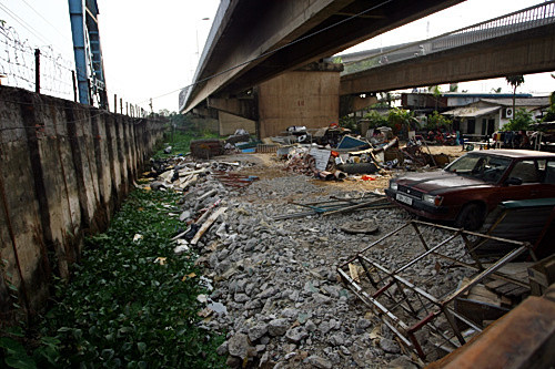  Thậm chí khu vực này còn trở thành một nơi sửa chữa cơ khí, tập kết vật liệu xây dựng, sắt thép