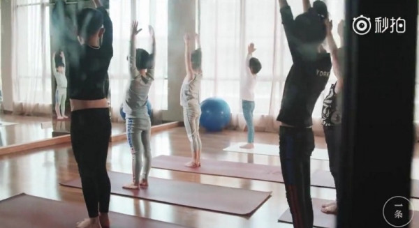 Từ cậu bé tự kỷ thành thầy dạy yoga 7 tuổi kiếm được hàng trăm triệu ảnh 1