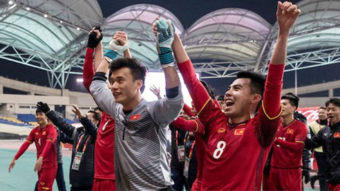 Thủ môn Bùi Tiến Dũng viết 'không được tự mãn' để răn mình ảnh 1