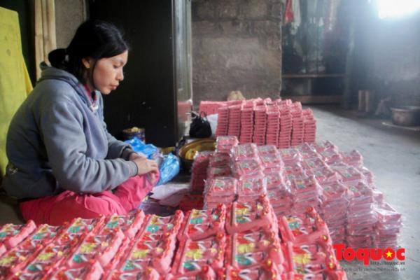 Tết ông Công ông Táo ở ngôi làng “nặn đất thành cơm” ở xứ Huế ảnh 8