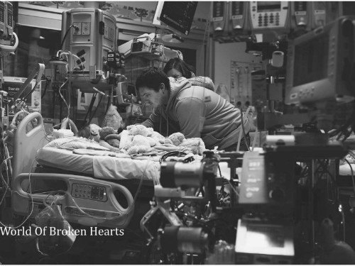 Không kịp chờ ghép tim, em bé qua đời trong vòng tay bố mẹ ảnh 1